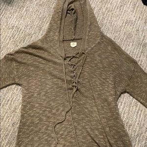 Long sleeve knit hooded shirt